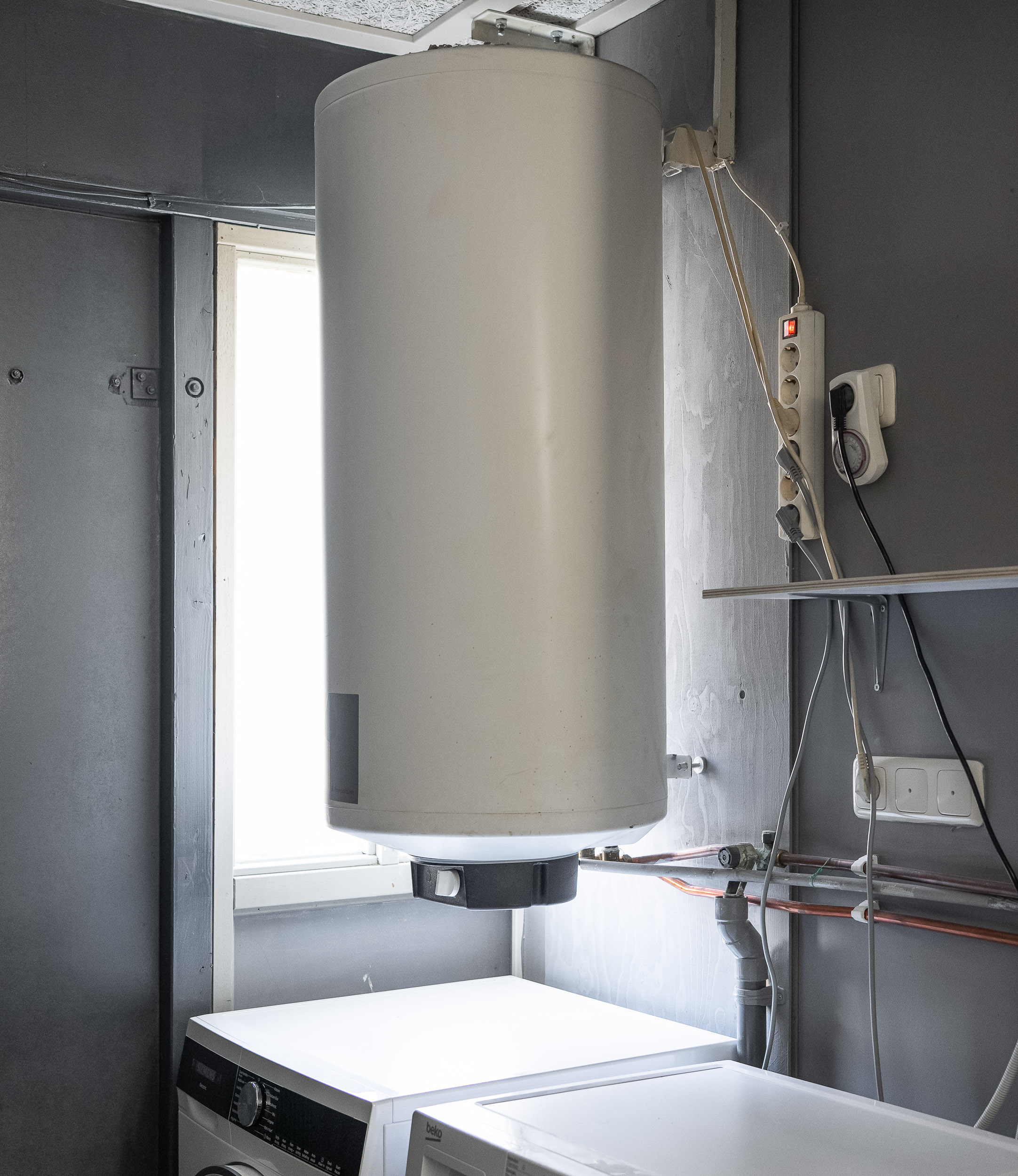 Elektrische boiler zonder timer die continu stroom verbruikt en energieverspilling veroorzaakt in huis.